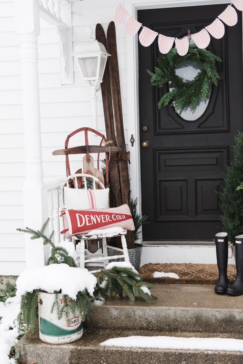 Rustic Farmhouse Christmas porch - Great christmas farmhouse & cottage decor inspiration! 