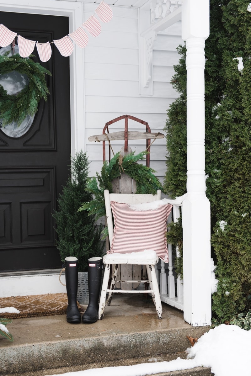Rustic Farmhouse Christmas porch - Great christmas farmhouse & cottage decor inspiration! 
