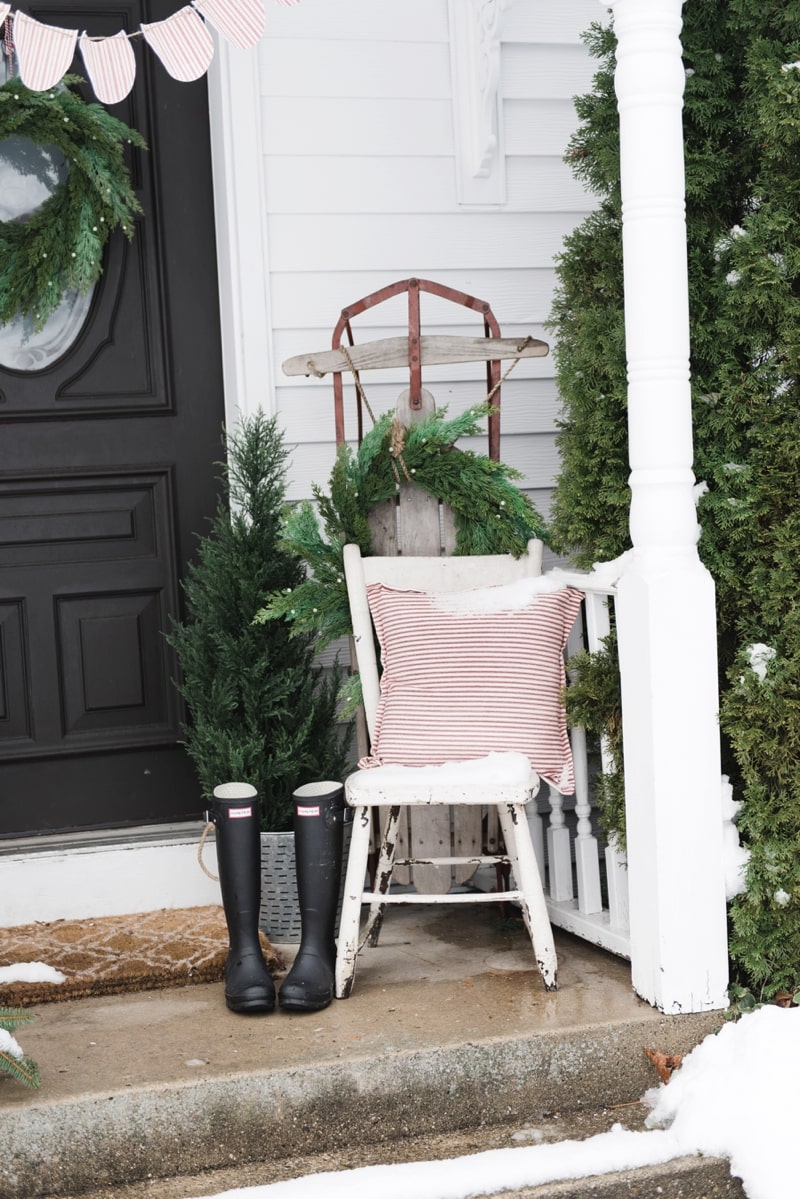 Rustic Farmhouse Christmas porch - Great christmas farmhouse & cottage decor inspiration! 