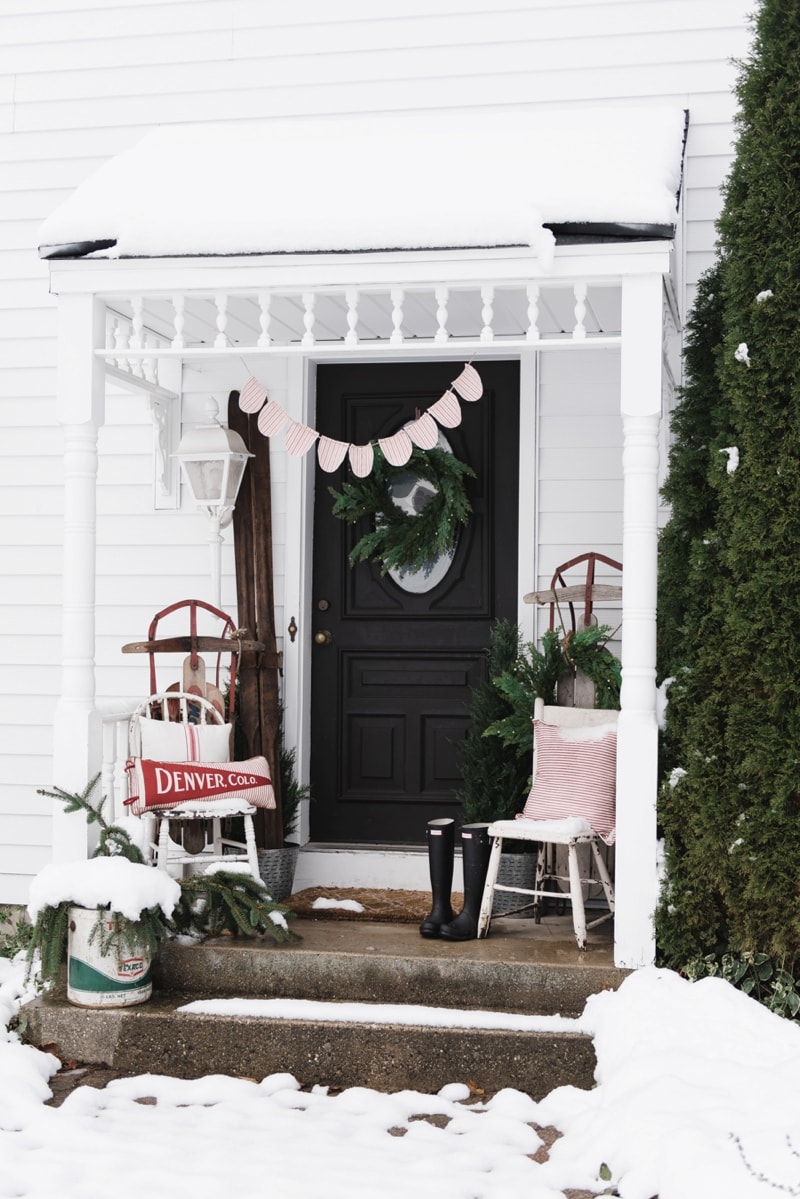 Rustic Farmhouse Christmas porch - Great christmas farmhouse & cottage decor inspiration! 