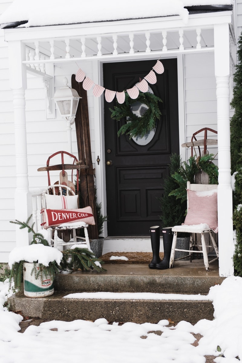Rustic Farmhouse Christmas porch - Great christmas farmhouse & cottage decor inspiration! 
