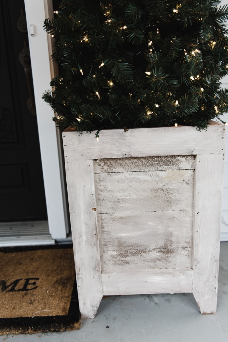 DIY planter boxes - so easy to make and they are great for the porch & outdoor areas! A must pin for farmhouse decor & build ideas. 