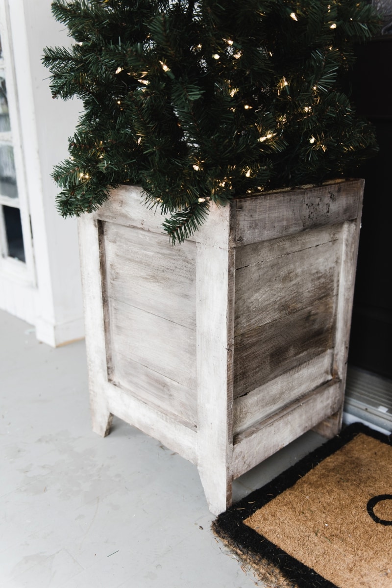 DIY planter boxes - so easy to make and they are great for the porch & outdoor areas! A must pin for farmhouse decor & build ideas. 