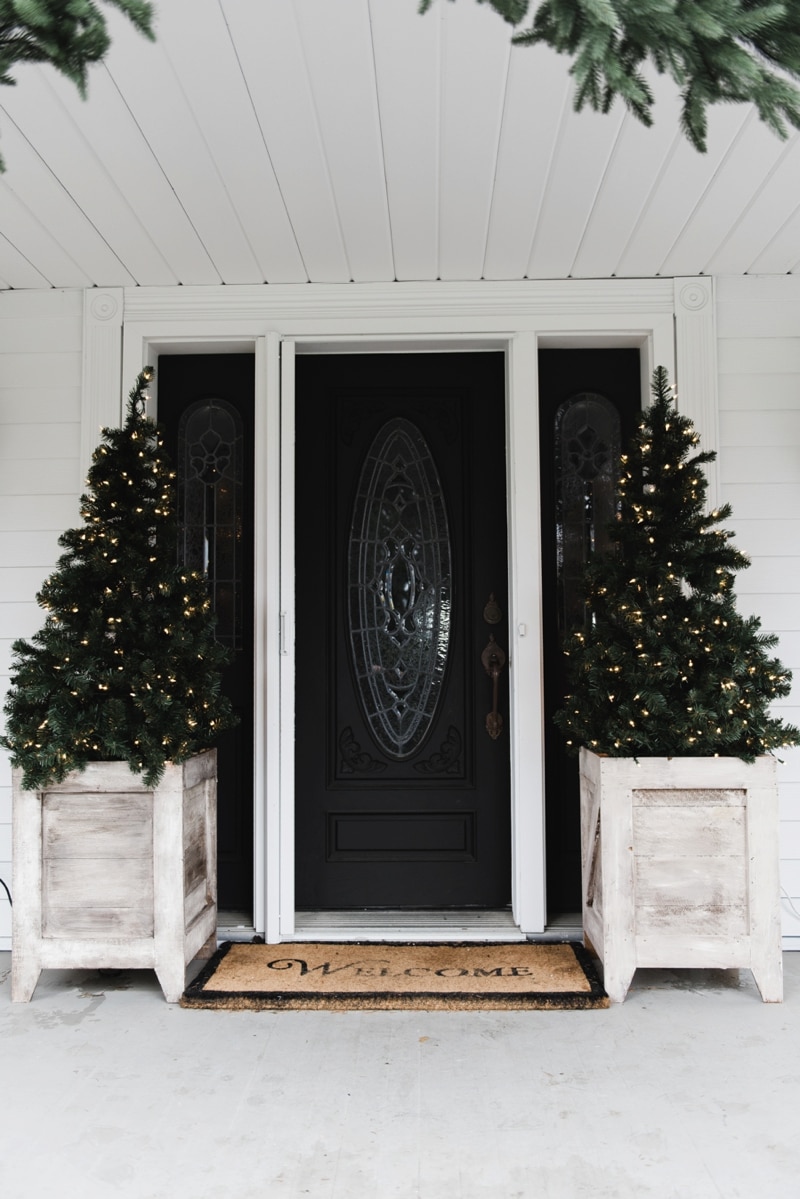 DIY planter boxes - so easy to make and they are great for the porch & outdoor areas! A must pin for farmhouse decor & build ideas. 