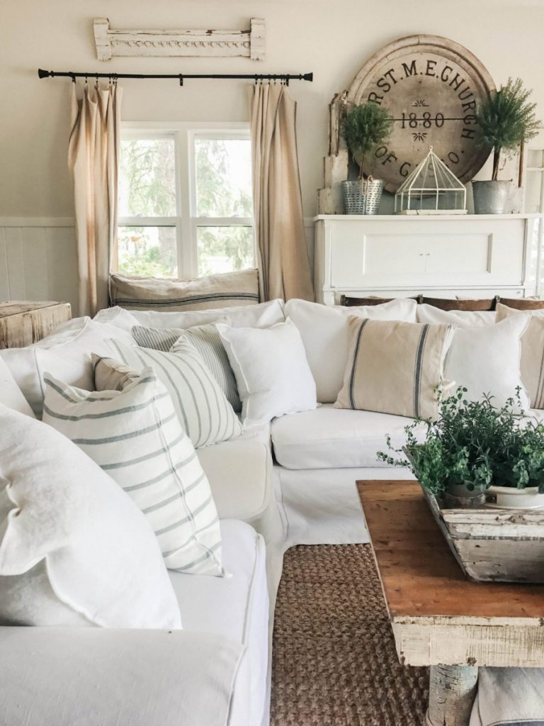 Cozy Livingroom with Bemz Slipcovered Sofa in Simply Linen