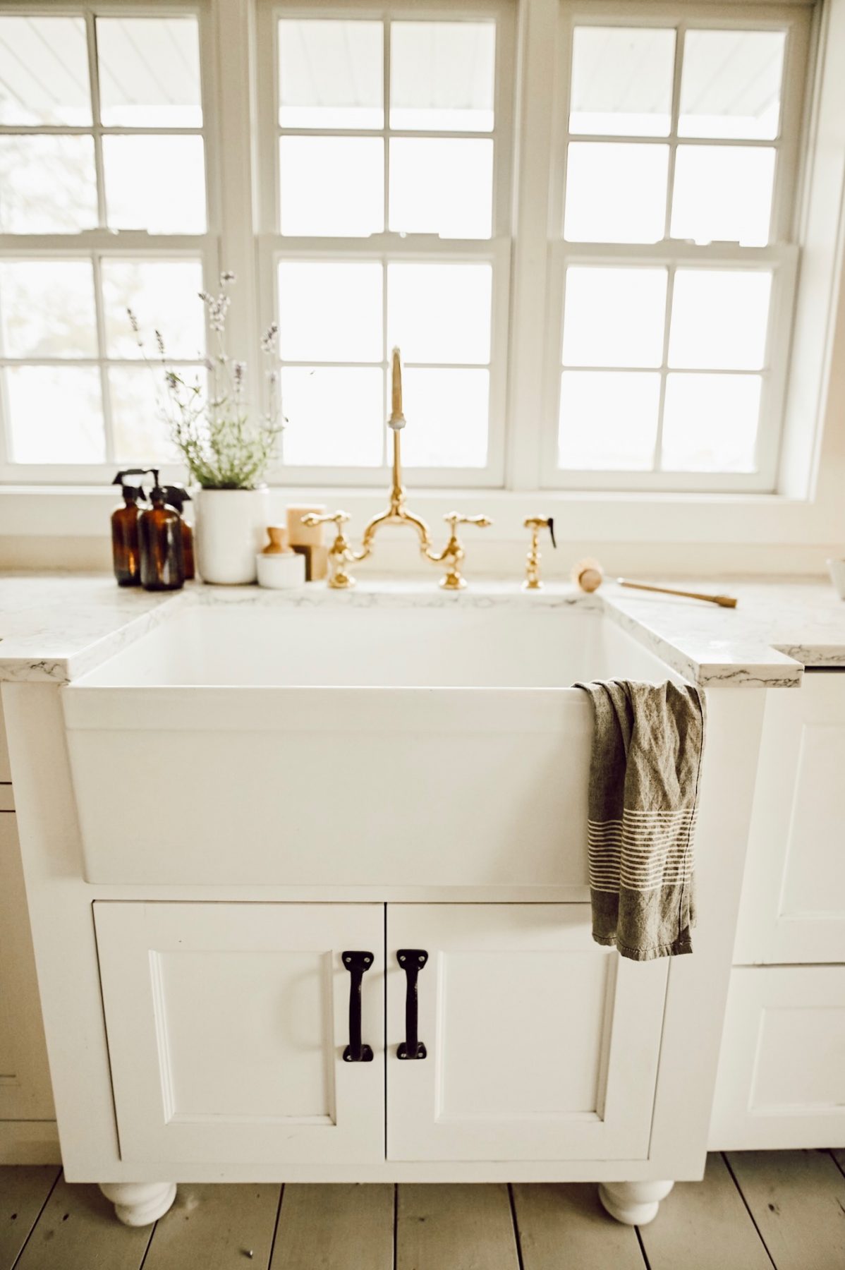 Farmhouse Sink with Quartz Countertops