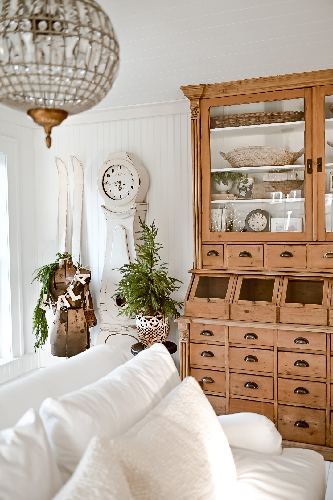 Winter decor by Liz Marie Galvan #Winterdecor #MoraClock