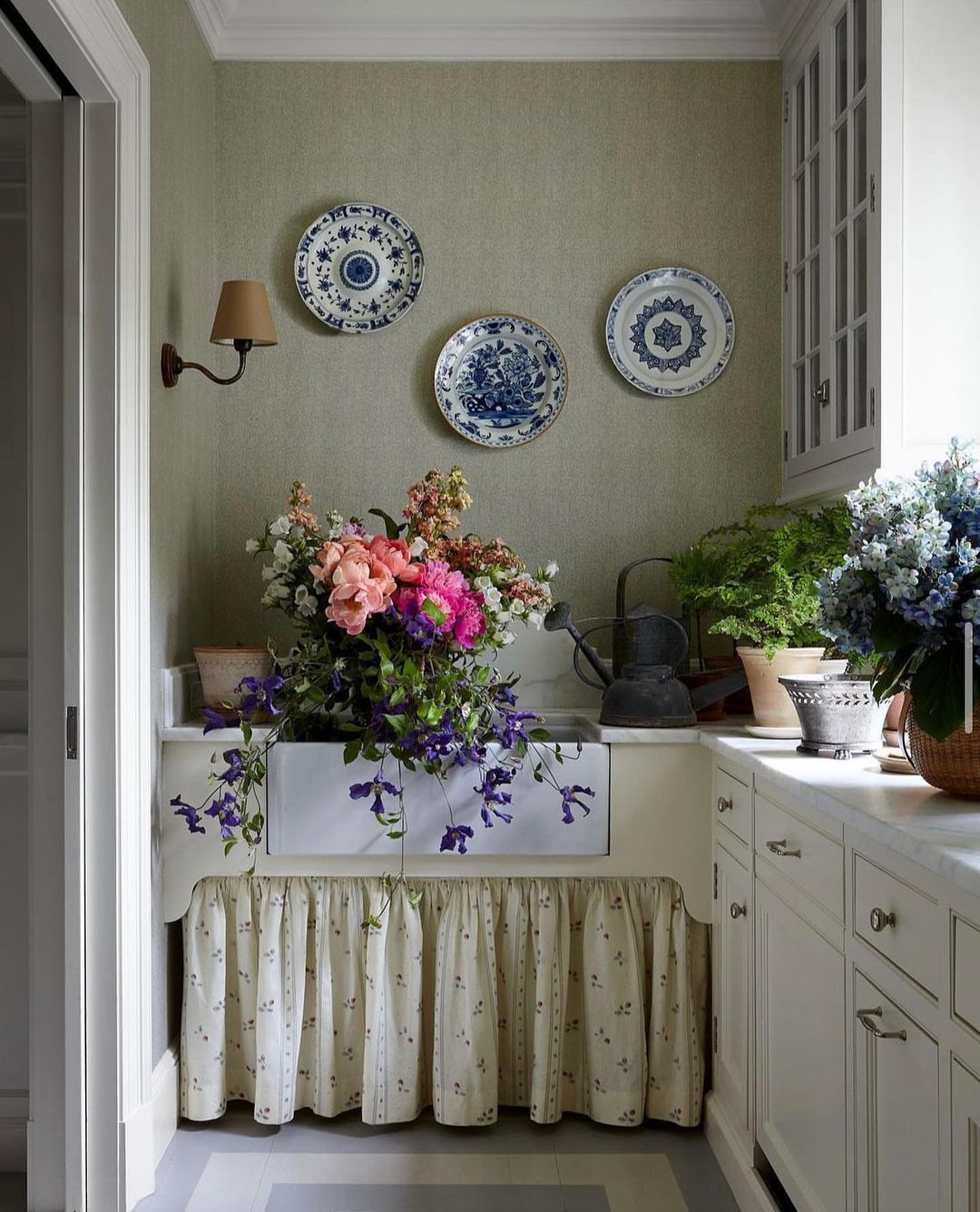 Apron sink with curtain lower